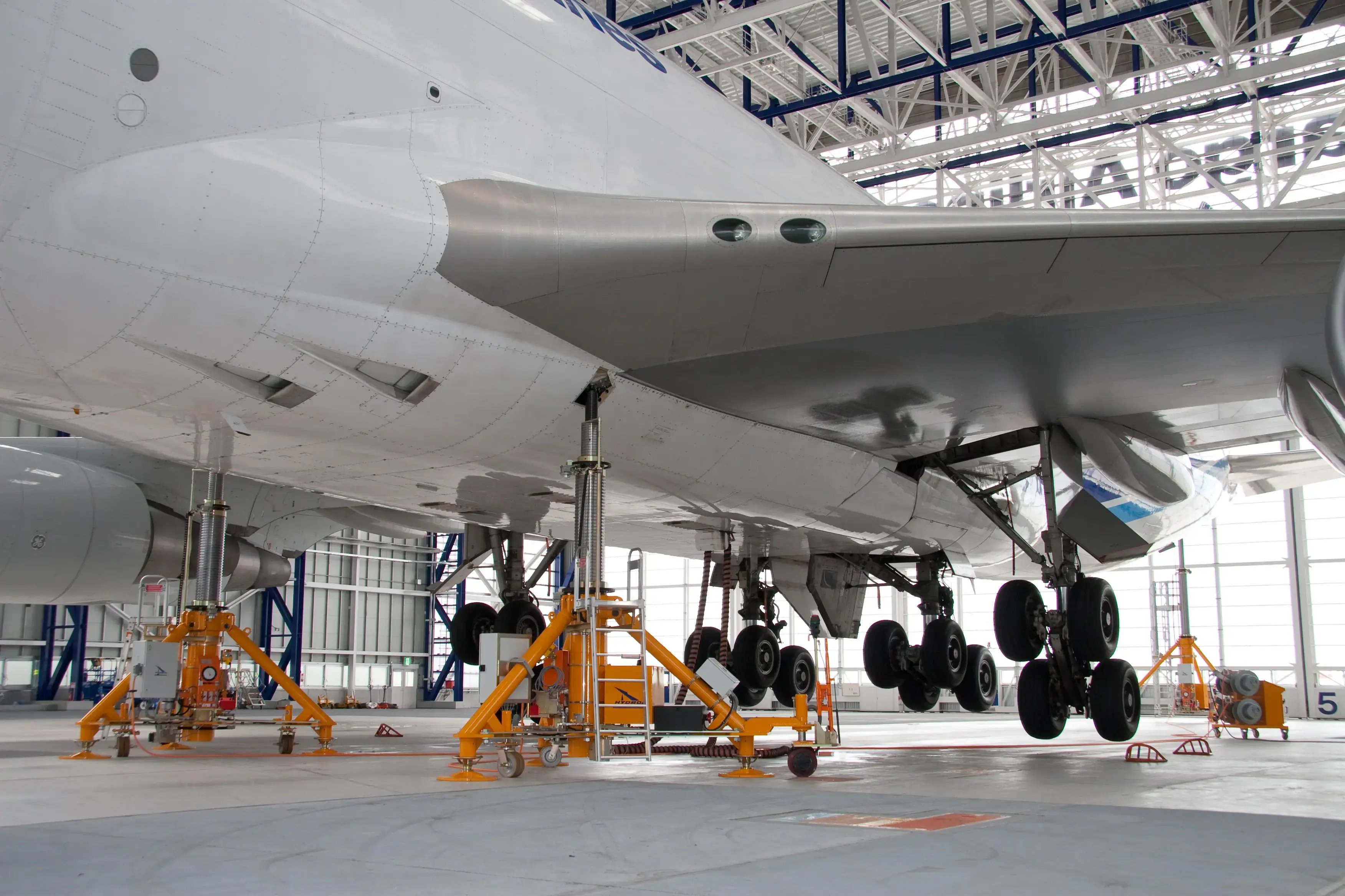 航空機用三脚ジャッキ2