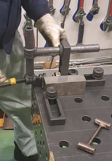 3D定盤のツールを使用し固定している様子