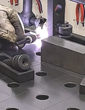 3D定盤を活用した溶接作業