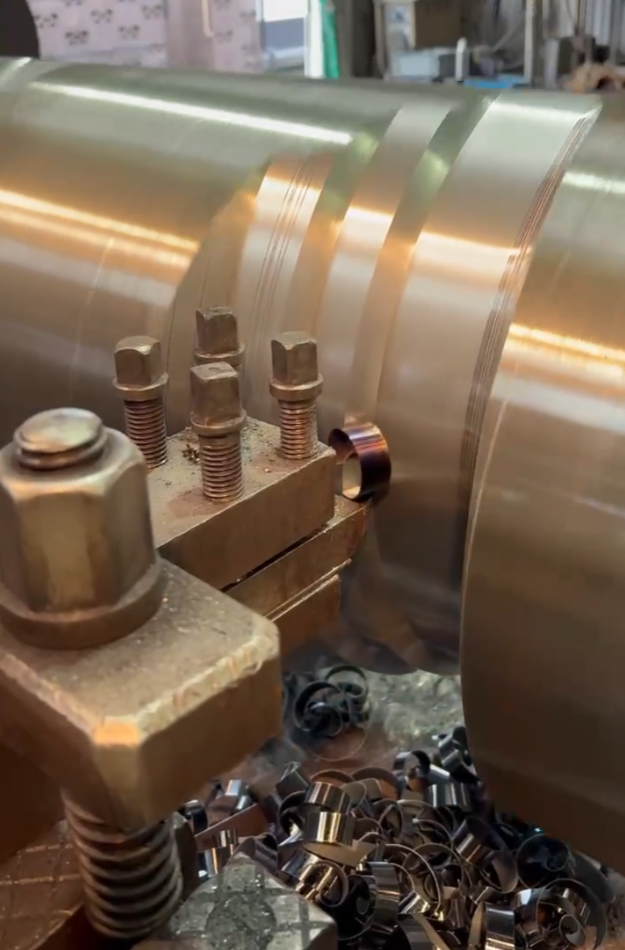クランクシャフトの研磨作業