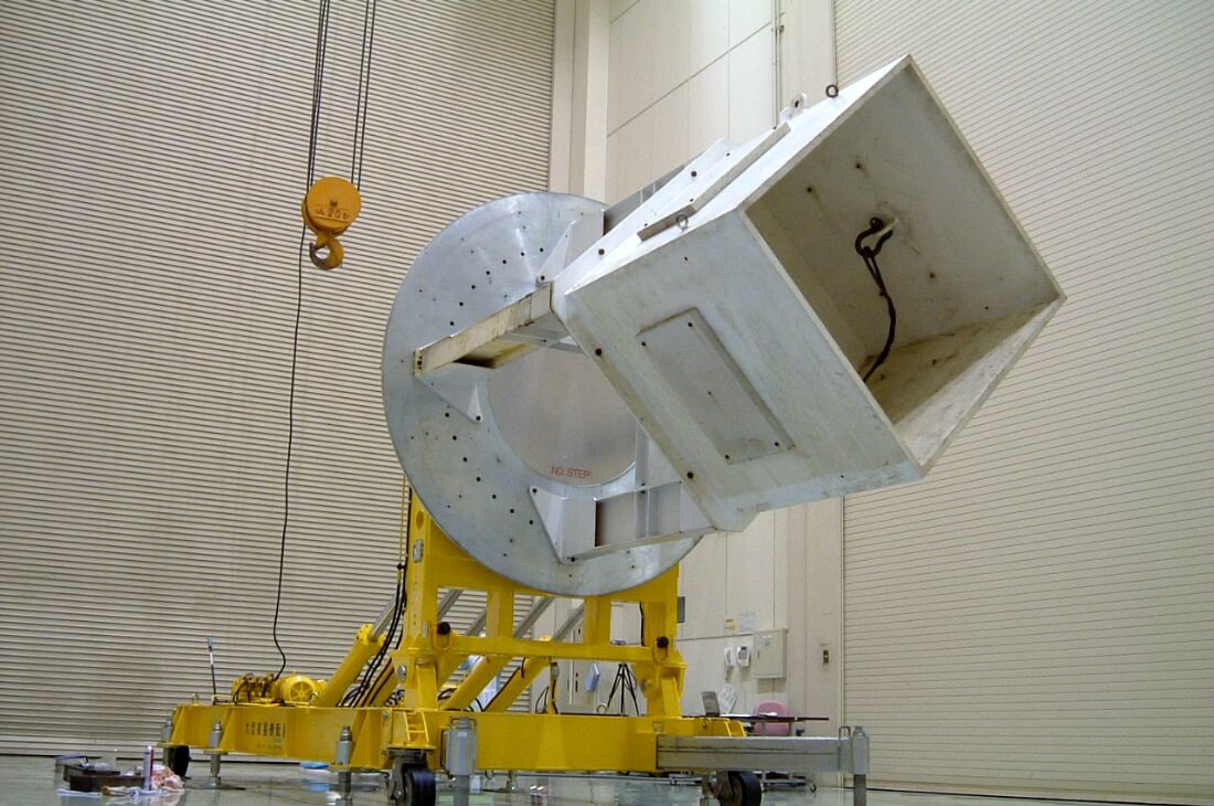 大型衛星横転装置